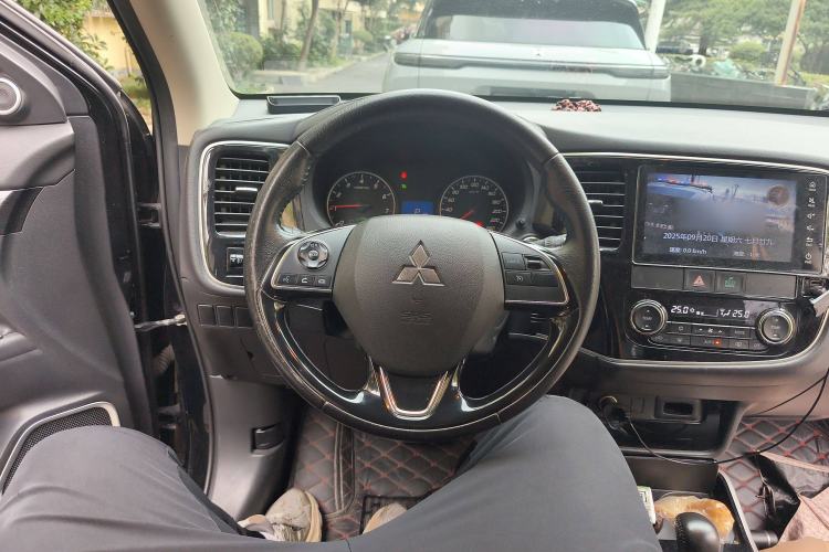 Used Mitsubishi Outlander 2017 2.0L Two-Wheel Drive Glory Edition 5 Seats Steering Wheel