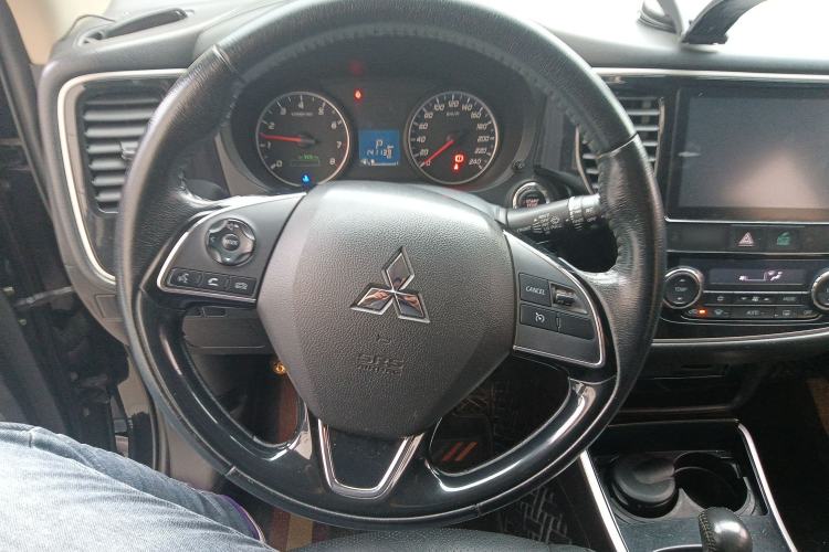 Used Mitsubishi Outlander 2017 2.0L Two-Wheel Drive Glory Edition 5 Seats Steering Wheel