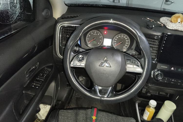 Used Mitsubishi Outlander 2017 2.0L Two-Wheel Drive Glory Edition 5 Seats Steering Wheel