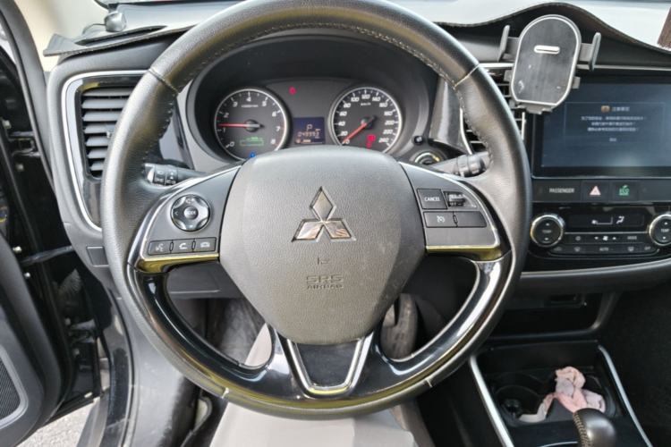 Used Mitsubishi Outlander 2017 2.0L Two-Wheel Drive Glory Edition 5 Seats Steering Wheel