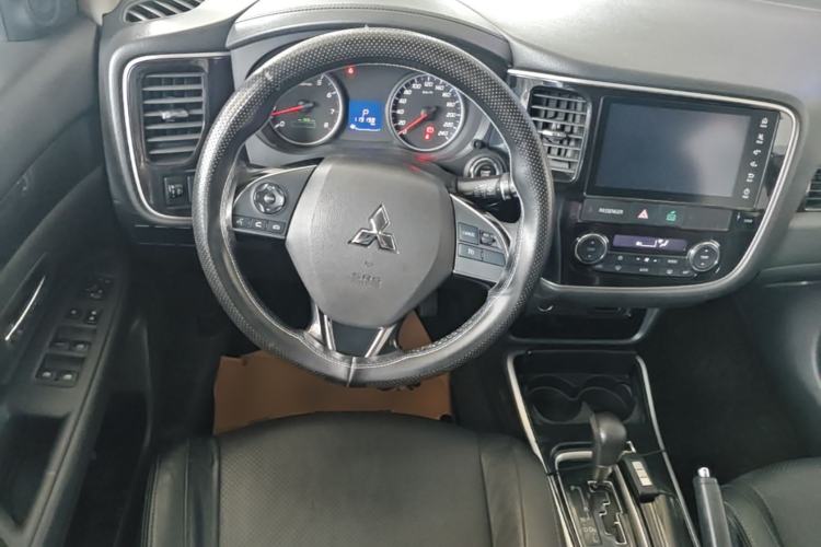 Used Mitsubishi Outlander 2017 2.0L Two-Wheel Drive Glory Edition 5 Seats Steering Wheel