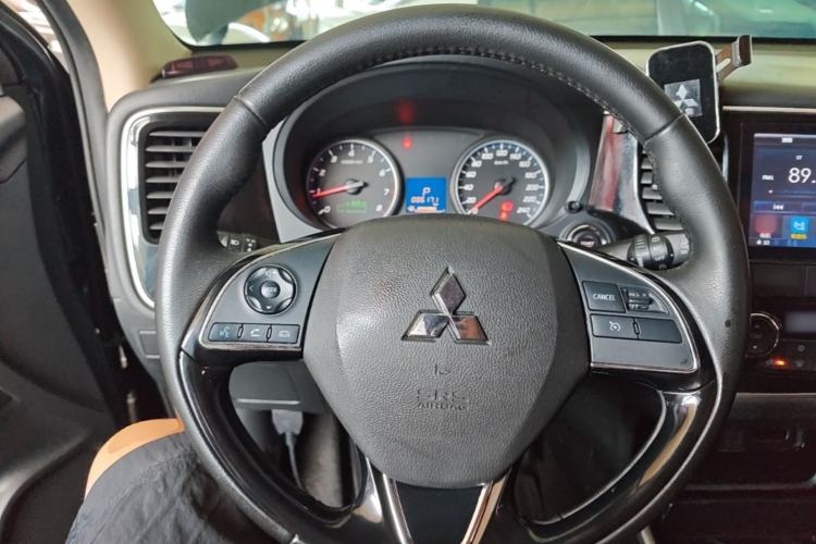 Used Mitsubishi Outlander 2017 2.0L Two-Wheel Drive Glory Edition 5 Seats Steering Wheel