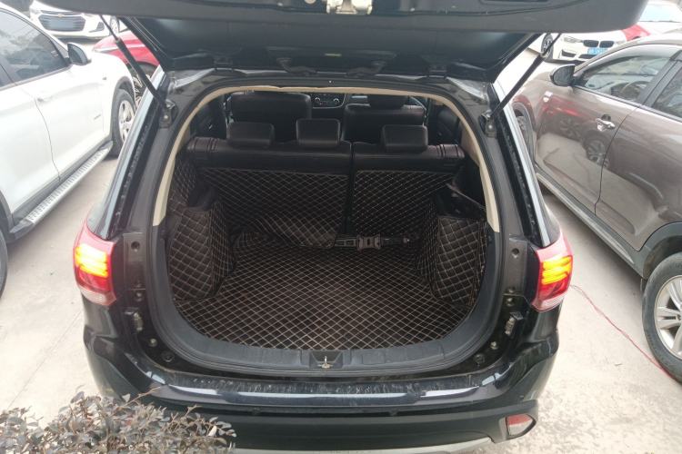 Used Mitsubishi Outlander 2017 2.0L Two-Wheel Drive Glory Edition 5 Seats Trunk