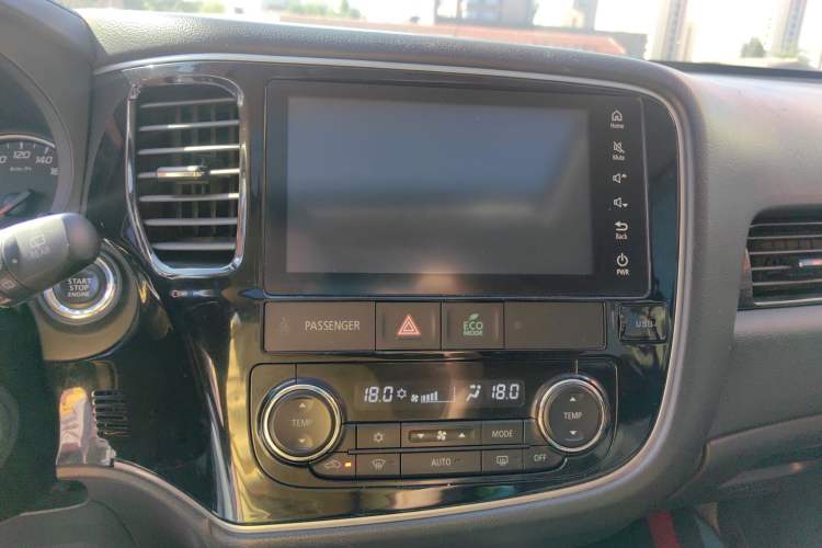 Used Mitsubishi Outlander 2017 2.0L Two-Wheel Drive Glory Edition 5 Seats Audio And AC Panel