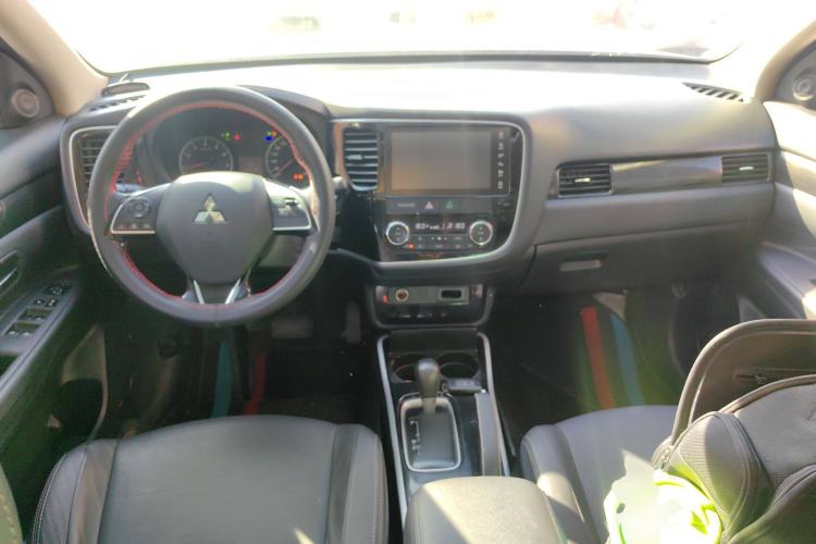 Used Mitsubishi Outlander 2017 2.0L Two-Wheel Drive Glory Edition 5 Seats Center Console