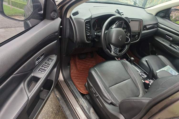 Used Mitsubishi Outlander 2017 2.0L Two-Wheel Drive Glory Edition 5 Seats Driver Seat