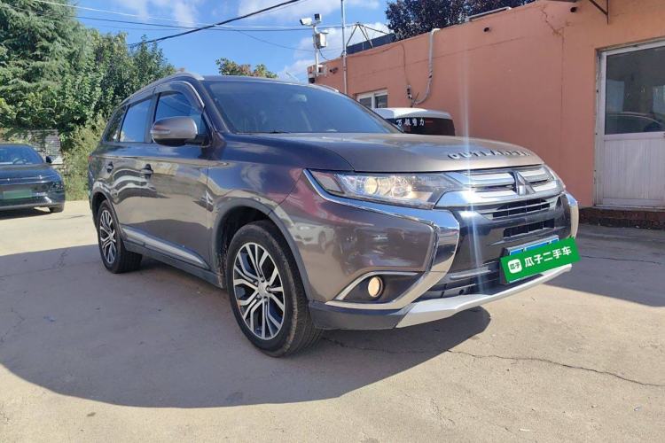 Used Mitsubishi Outlander 2017 2.0L Two-Wheel Drive Glory Edition 5 Seats Front Right 45 Deg