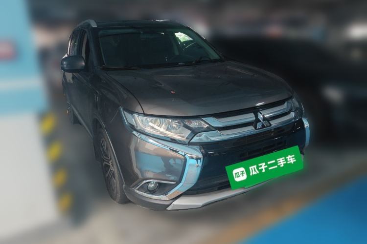 Used Mitsubishi Outlander 2017 2.0L Two-Wheel Drive Glory Edition 5 Seats Front Right 45 Deg