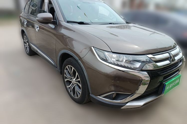 Used Mitsubishi Outlander 2017 2.0L Two-Wheel Drive Glory Edition 5 Seats Front Right 45 Deg