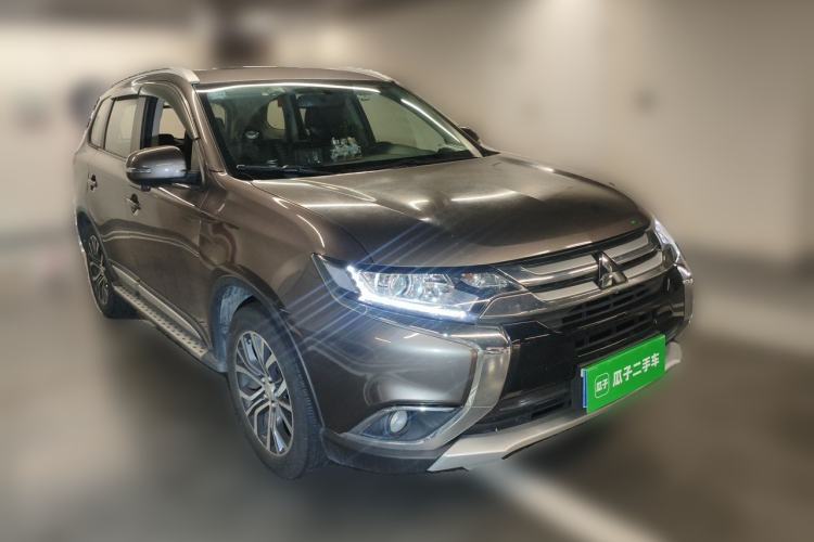 Used Mitsubishi Outlander 2017 2.0L Two-Wheel Drive Glory Edition 5 Seats Front Right 45 Deg