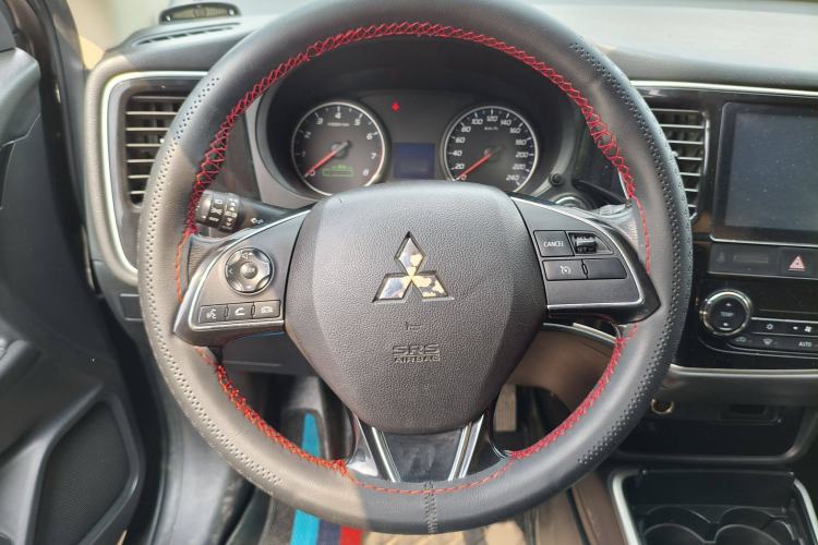 Used Mitsubishi Outlander 2017 2.0L Two-Wheel Drive Glory Edition 5 Seats Interior 2