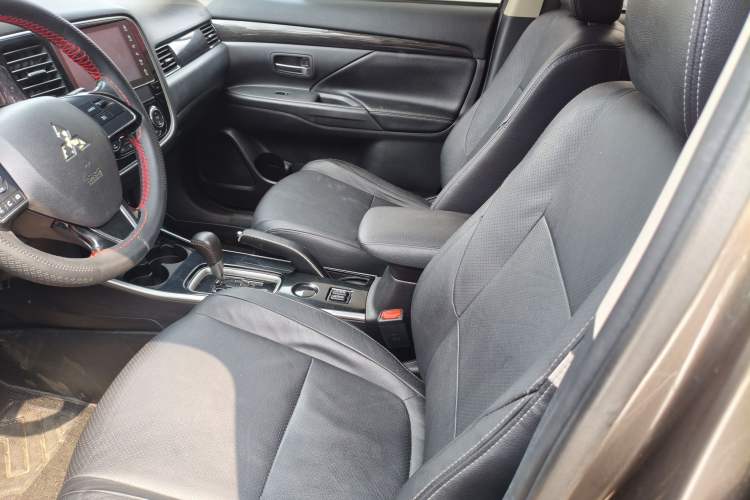 Used Mitsubishi Outlander 2017 2.0L Two-Wheel Drive Glory Edition 5 Seats Interior 5