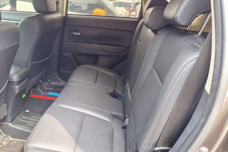 Used Mitsubishi Outlander 2017 2.0L Two-Wheel Drive Glory Edition 5 Seats Interior 6