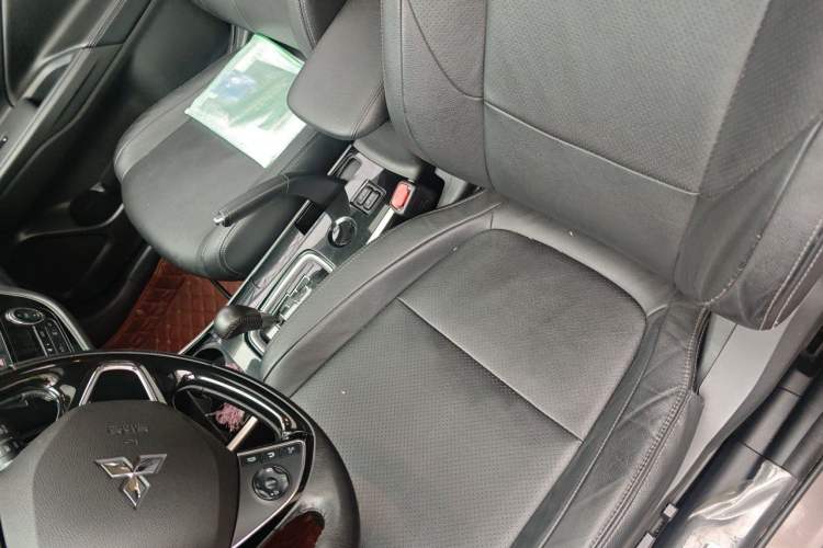Used Mitsubishi Outlander 2017 2.0L Two-Wheel Drive Glory Edition 5 Seats Left Front Seat