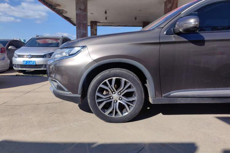 Used Mitsubishi Outlander 2017 2.0L Two-Wheel Drive Glory Edition 5 Seats Left Front Wheel Hub