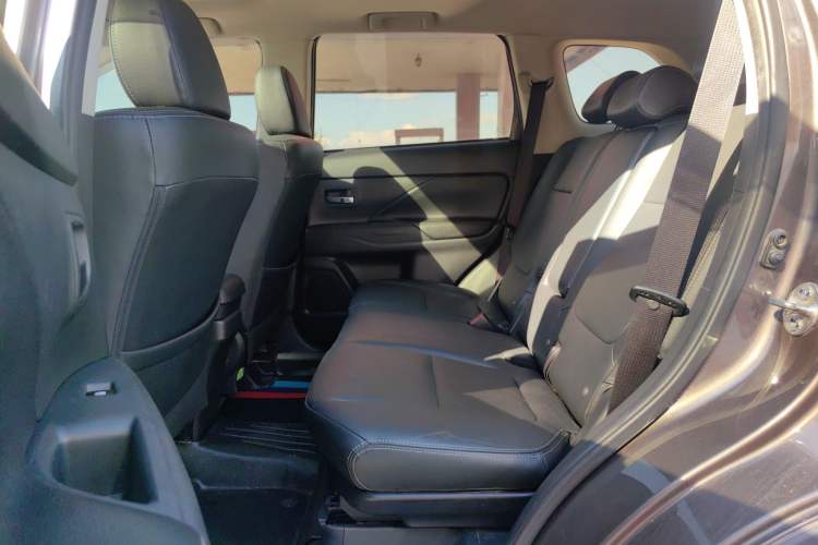 Used Mitsubishi Outlander 2017 2.0L Two-Wheel Drive Glory Edition 5 Seats Left Rear Seat