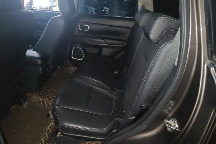 Used Mitsubishi Outlander 2017 2.0L Two-Wheel Drive Glory Edition 5 Seats Left Rear Seat