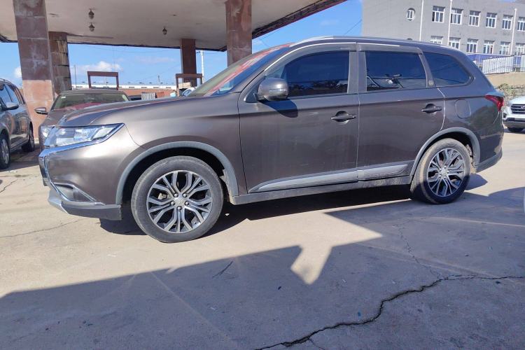 Used Mitsubishi Outlander 2017 2.0L Two-Wheel Drive Glory Edition 5 Seats Left Side