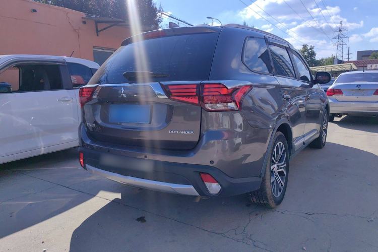 Used Mitsubishi Outlander 2017 2.0L Two-Wheel Drive Glory Edition 5 Seats Rear Right 45 Deg