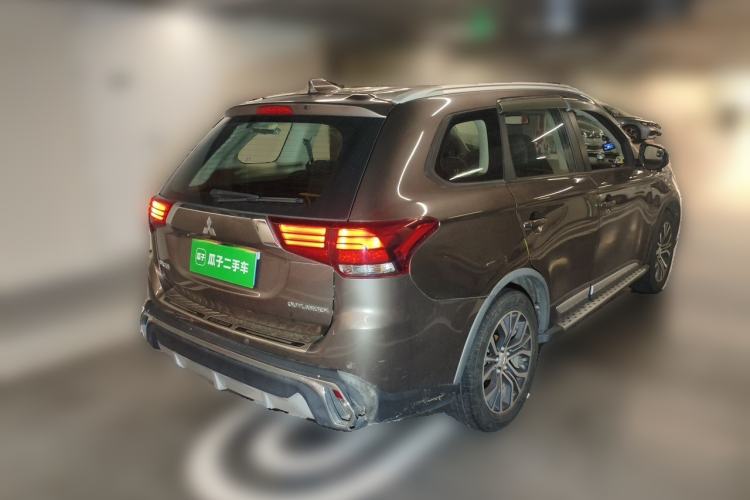 Used Mitsubishi Outlander 2017 2.0L Two-Wheel Drive Glory Edition 5 Seats Rear Right 45 Deg