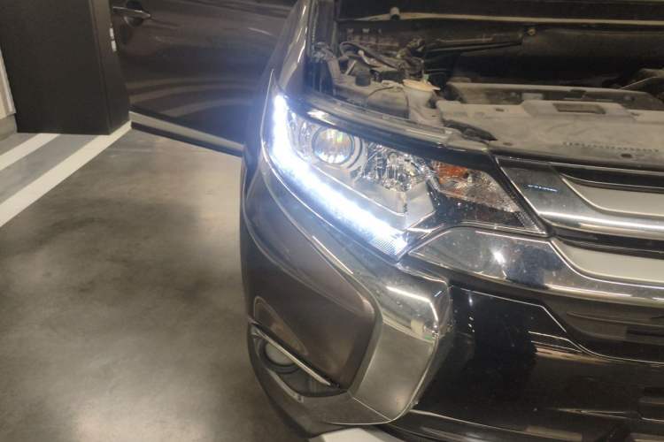 Used Mitsubishi Outlander 2017 2.0L Two-Wheel Drive Glory Edition 5 Seats Right Front Headlight