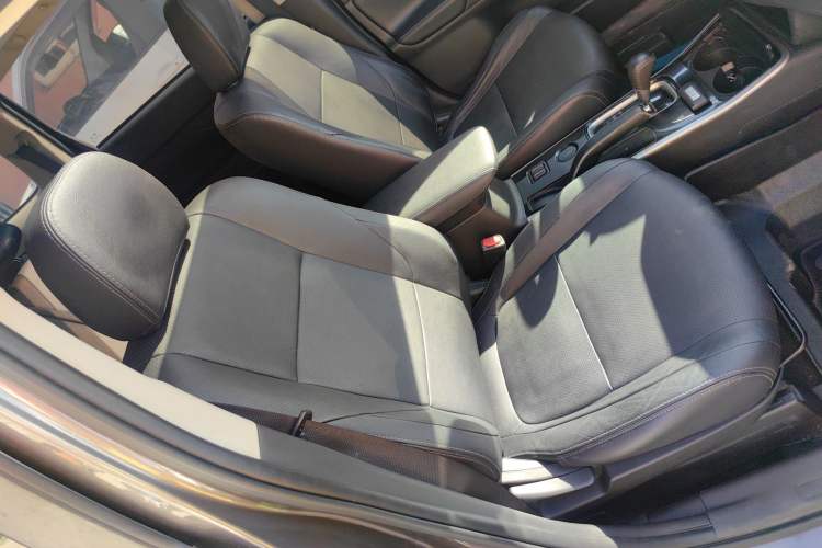 Used Mitsubishi Outlander 2017 2.0L Two-Wheel Drive Glory Edition 5 Seats Right Front Seat