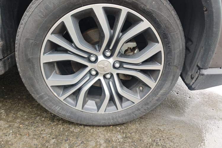 Used Mitsubishi Outlander 2017 2.0L Two-Wheel Drive Glory Edition 5 Seats Right Front Wheel Hub