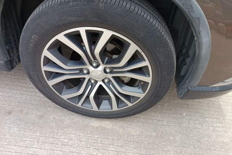 Used Mitsubishi Outlander 2017 2.0L Two-Wheel Drive Glory Edition 5 Seats Right Front Wheel Hub