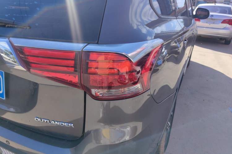 Used Mitsubishi Outlander 2017 2.0L Two-Wheel Drive Glory Edition 5 Seats Right Rear Taillight