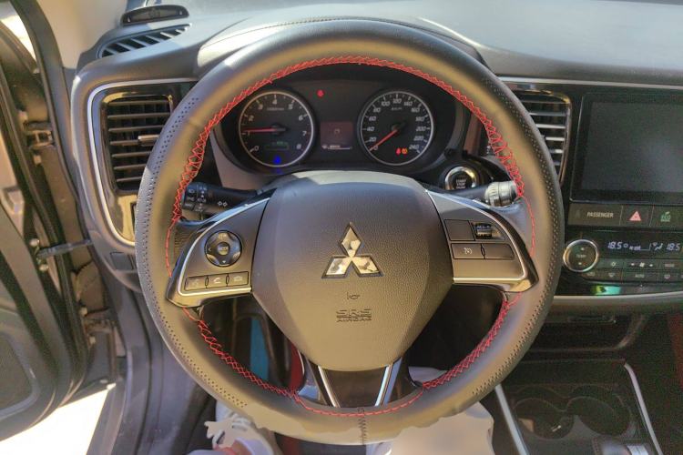 Used Mitsubishi Outlander 2017 2.0L Two-Wheel Drive Glory Edition 5 Seats Steering Wheel