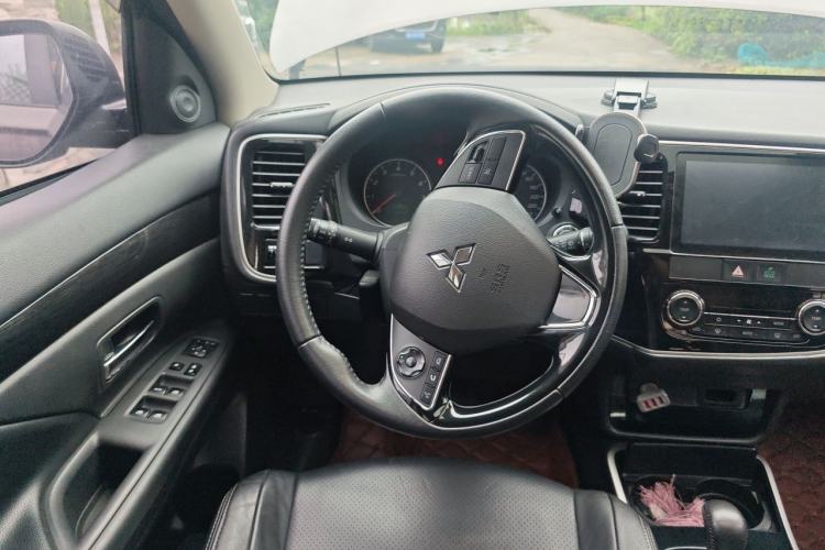 Used Mitsubishi Outlander 2017 2.0L Two-Wheel Drive Glory Edition 5 Seats Steering Wheel