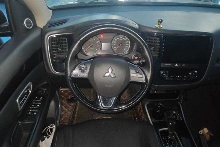 Used Mitsubishi Outlander 2017 2.0L Two-Wheel Drive Glory Edition 5 Seats Steering Wheel