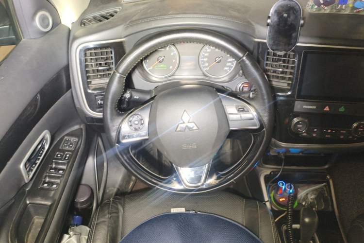 Used Mitsubishi Outlander 2017 2.0L Two-Wheel Drive Glory Edition 5 Seats Steering Wheel