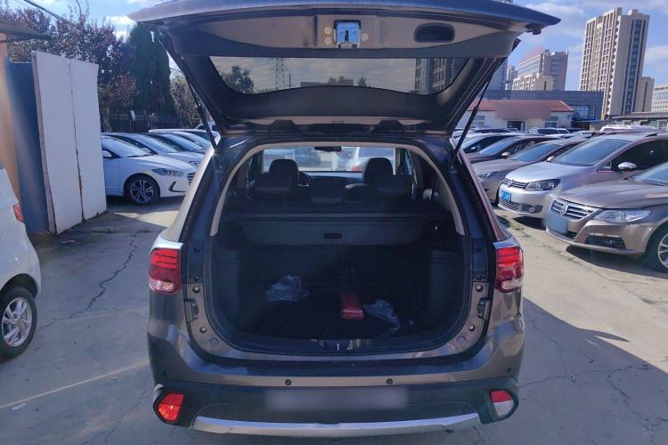 Used Mitsubishi Outlander 2017 2.0L Two-Wheel Drive Glory Edition 5 Seats Trunk