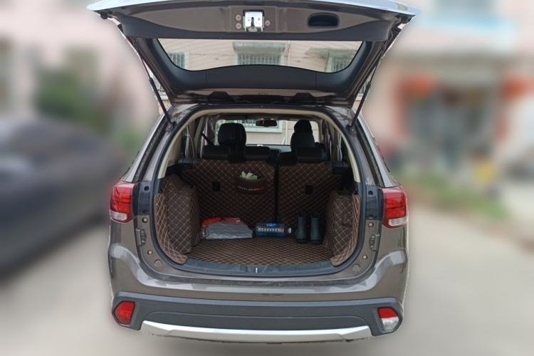 Used Mitsubishi Outlander 2017 2.0L Two-Wheel Drive Glory Edition 5 Seats Trunk