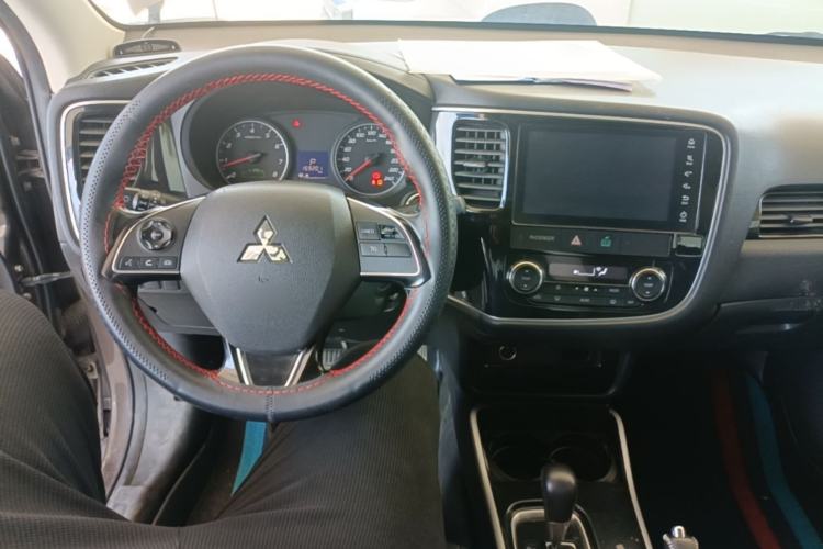 Used Mitsubishi Outlander 2017 2.0L Two-Wheel Drive Glory Edition 5 Seats Center Console