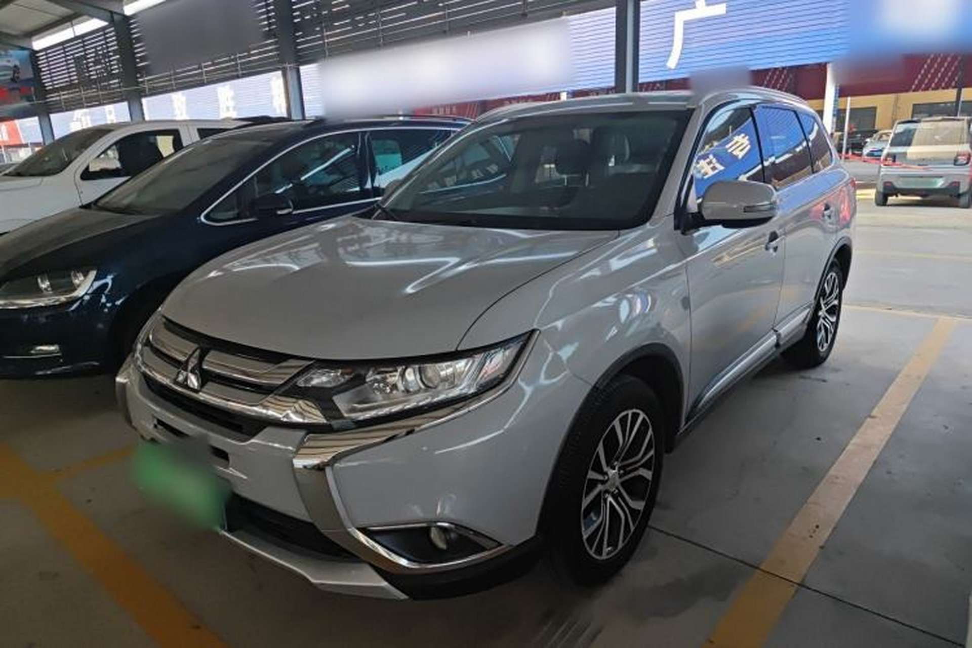 Used Mitsubishi Outlander 2017 2.0L Two-Wheel Drive Glory Edition 5 Seats Front Left 45 Deg