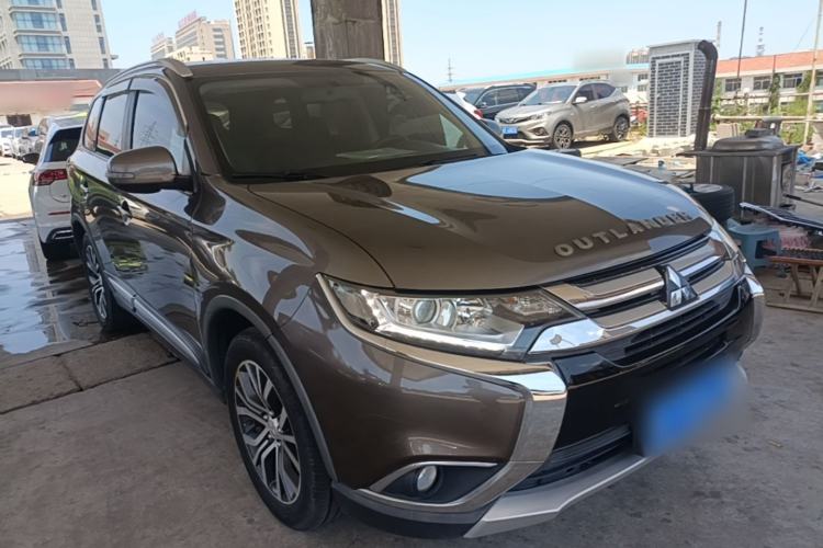 Used Mitsubishi Outlander 2017 2.0L Two-Wheel Drive Glory Edition 5 Seats Front Right 45 Deg