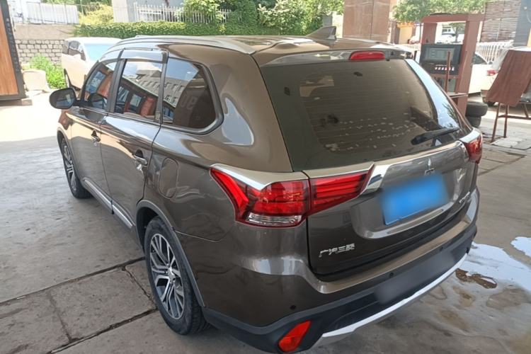 Used Mitsubishi Outlander 2017 2.0L Two-Wheel Drive Glory Edition 5 Seats Rear Left 45 Deg
