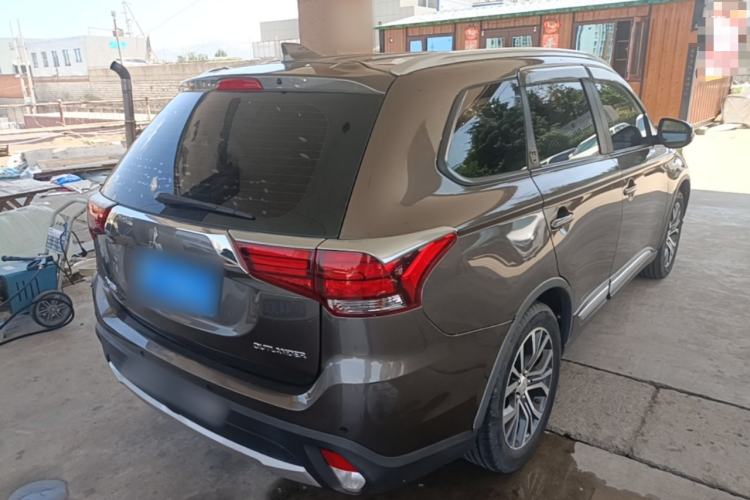 Used Mitsubishi Outlander 2017 2.0L Two-Wheel Drive Glory Edition 5 Seats Rear Right 45 Deg