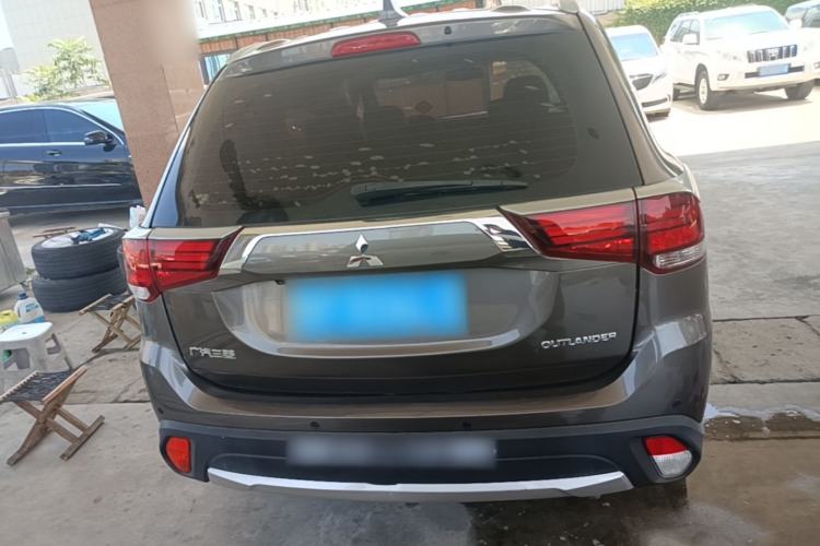 Used Mitsubishi Outlander 2017 2.0L Two-Wheel Drive Glory Edition 5 Seats Rear