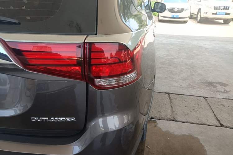 Used Mitsubishi Outlander 2017 2.0L Two-Wheel Drive Glory Edition 5 Seats Right Rear Taillight