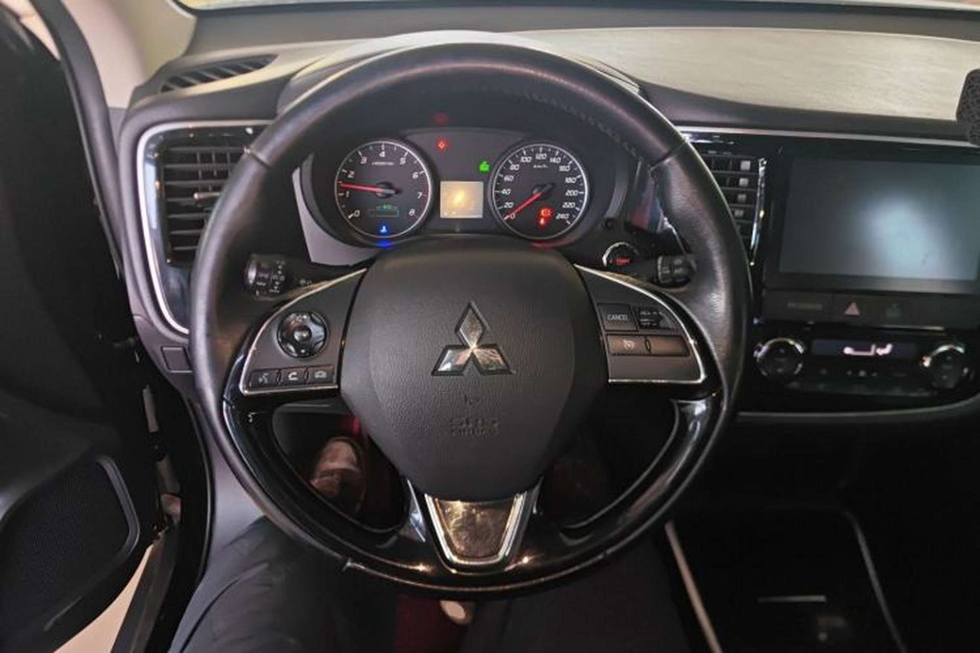 Used Mitsubishi Outlander 2017 2.0L Two-Wheel Drive Glory Edition 5 Seats Steering Wheel