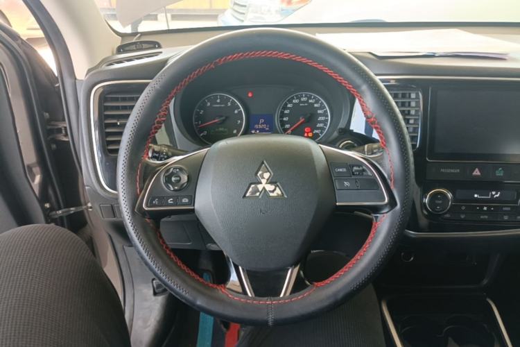 Used Mitsubishi Outlander 2017 2.0L Two-Wheel Drive Glory Edition 5 Seats Steering Wheel