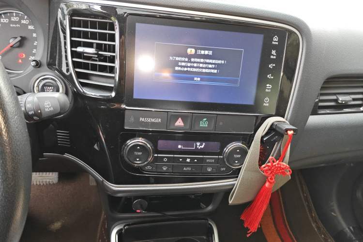 Used Mitsubishi Outlander 2017 2.0L Two-Wheel Drive Glory Edition 5 Seats Audio And AC Panel
