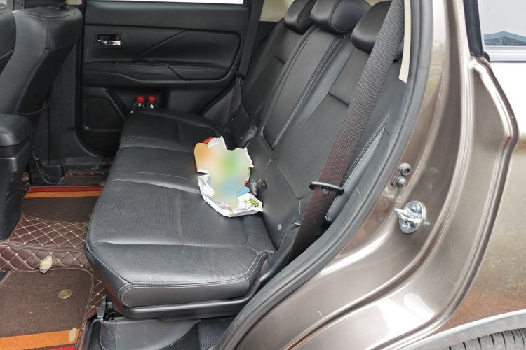 Used Mitsubishi Outlander 2017 2.0L Two-Wheel Drive Glory Edition 5 Seats Left Rear Seat