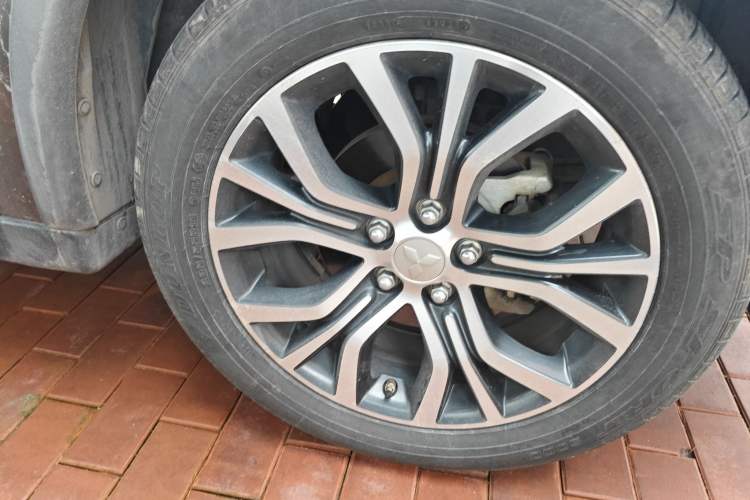Used Mitsubishi Outlander 2017 2.0L Two-Wheel Drive Glory Edition 5 Seats Right Front Wheel Hub