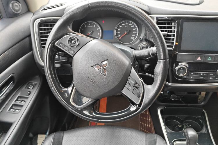 Used Mitsubishi Outlander 2017 2.0L Two-Wheel Drive Glory Edition 5 Seats Steering Wheel