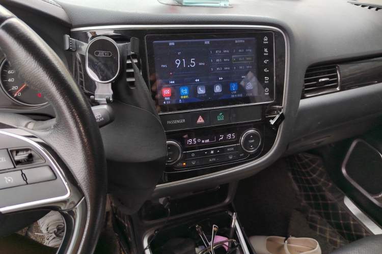 Used Mitsubishi Outlander 2017 2.0L Two-Wheel Drive Glory Edition 5 Seats Audio And AC Panel