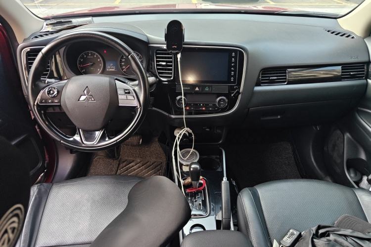 Used Mitsubishi Outlander 2017 2.0L Two-Wheel Drive Glory Edition 5 Seats Center Console